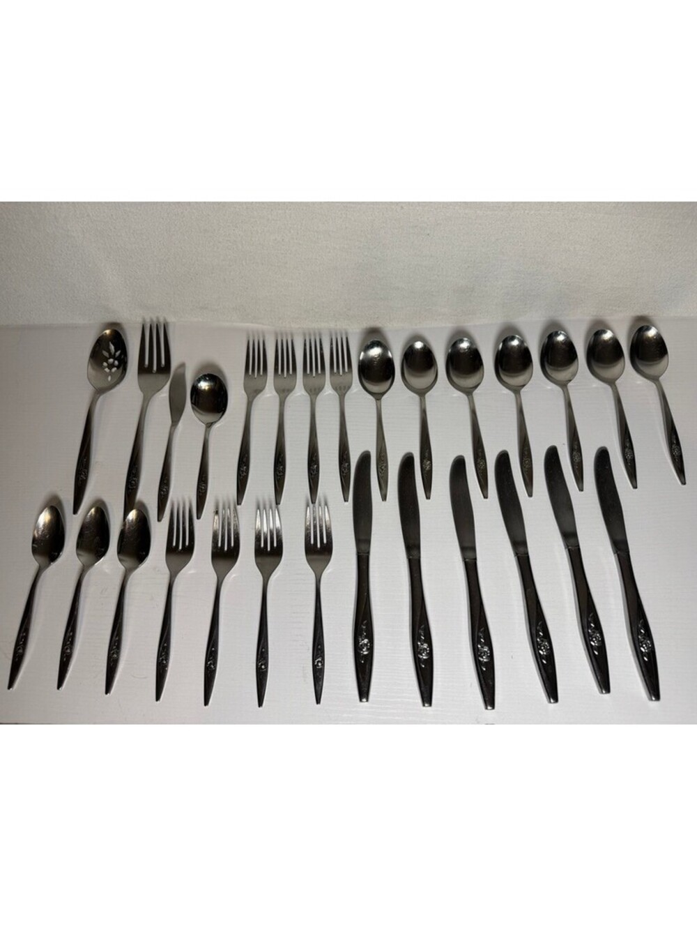 Vintage Oneida Craft Deluxe Stainless Steel Flatware Set Lasting Rose‎ 26 Pieces